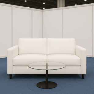 Fuar standında kurulu VIP koltuk kiralama hizmeti, cam masa ve lounge oturma grubu.